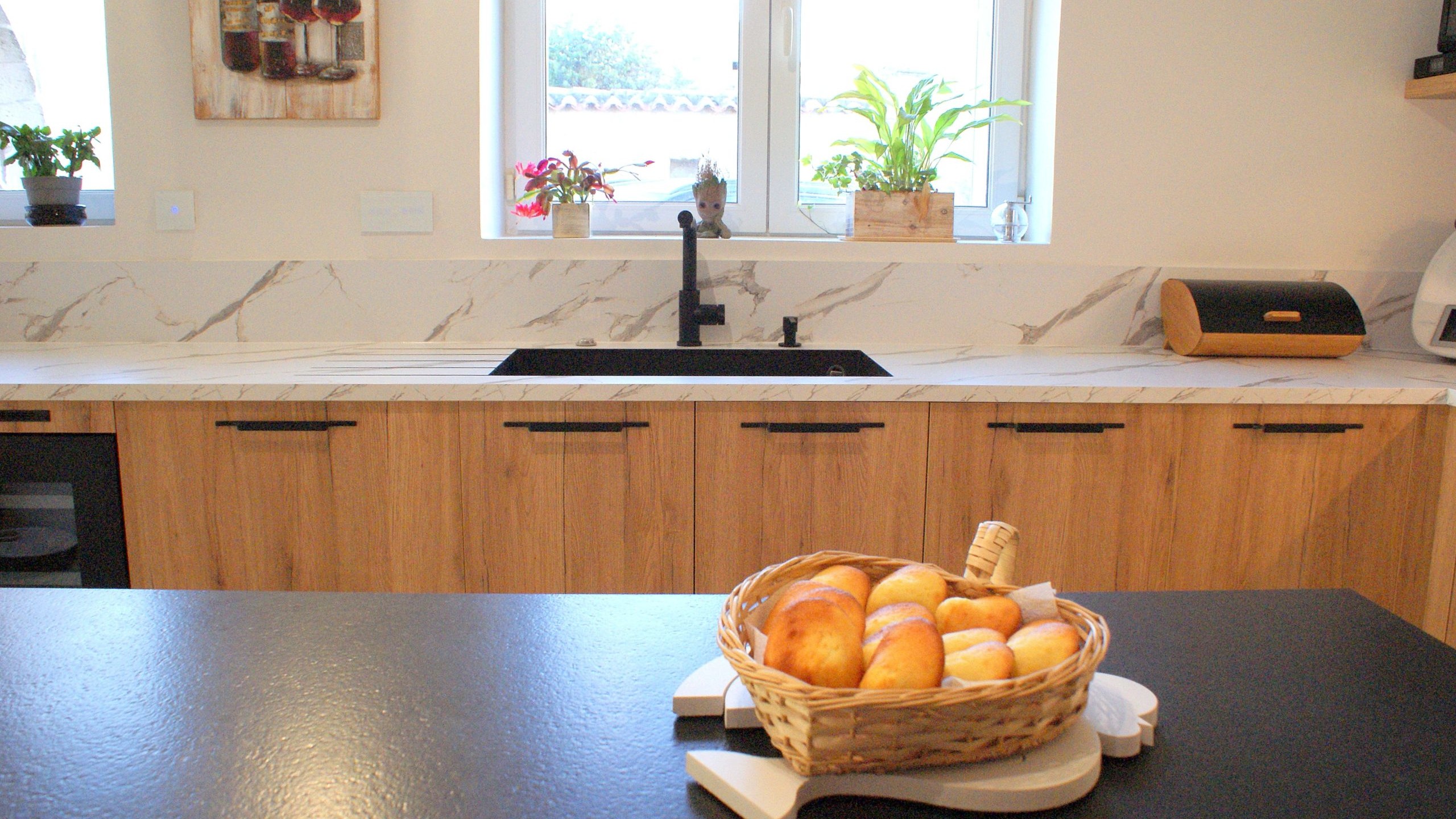 Cuisine haut de gamme décors bois et marbre en Charente, entre Angoulême et Cognac. Réalisation Cuisine 16.