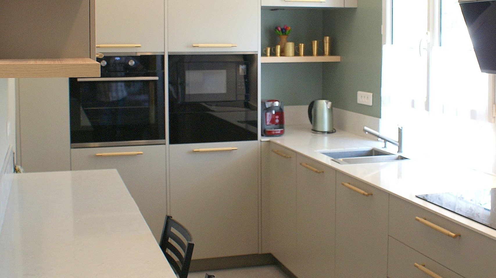 Cuisine contemporaine aux façades beige grisé et poignées dorées