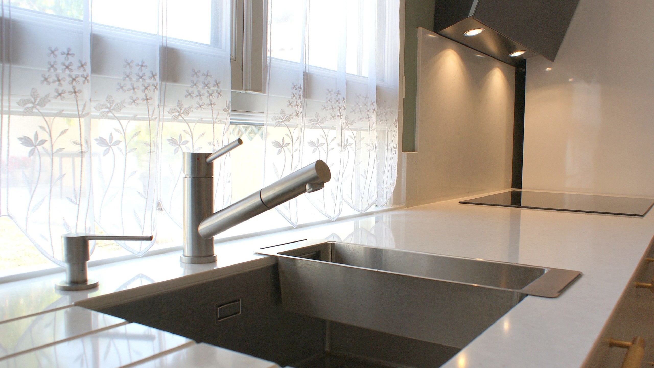 Cuisine contemporaine aux façades beige grisé et poignées dorées