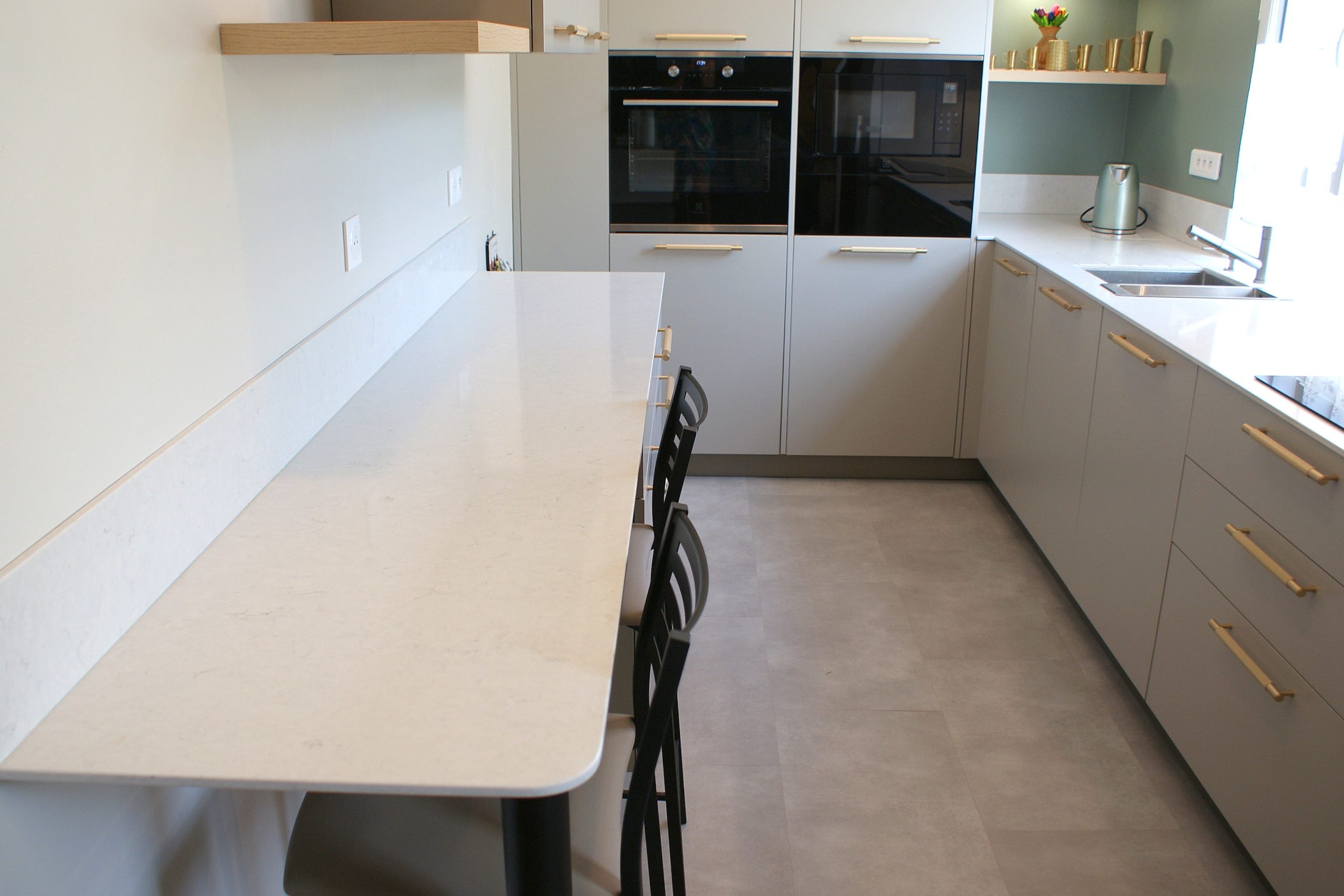 Cuisine contemporaine aux façades beige grisé et poignées dorées