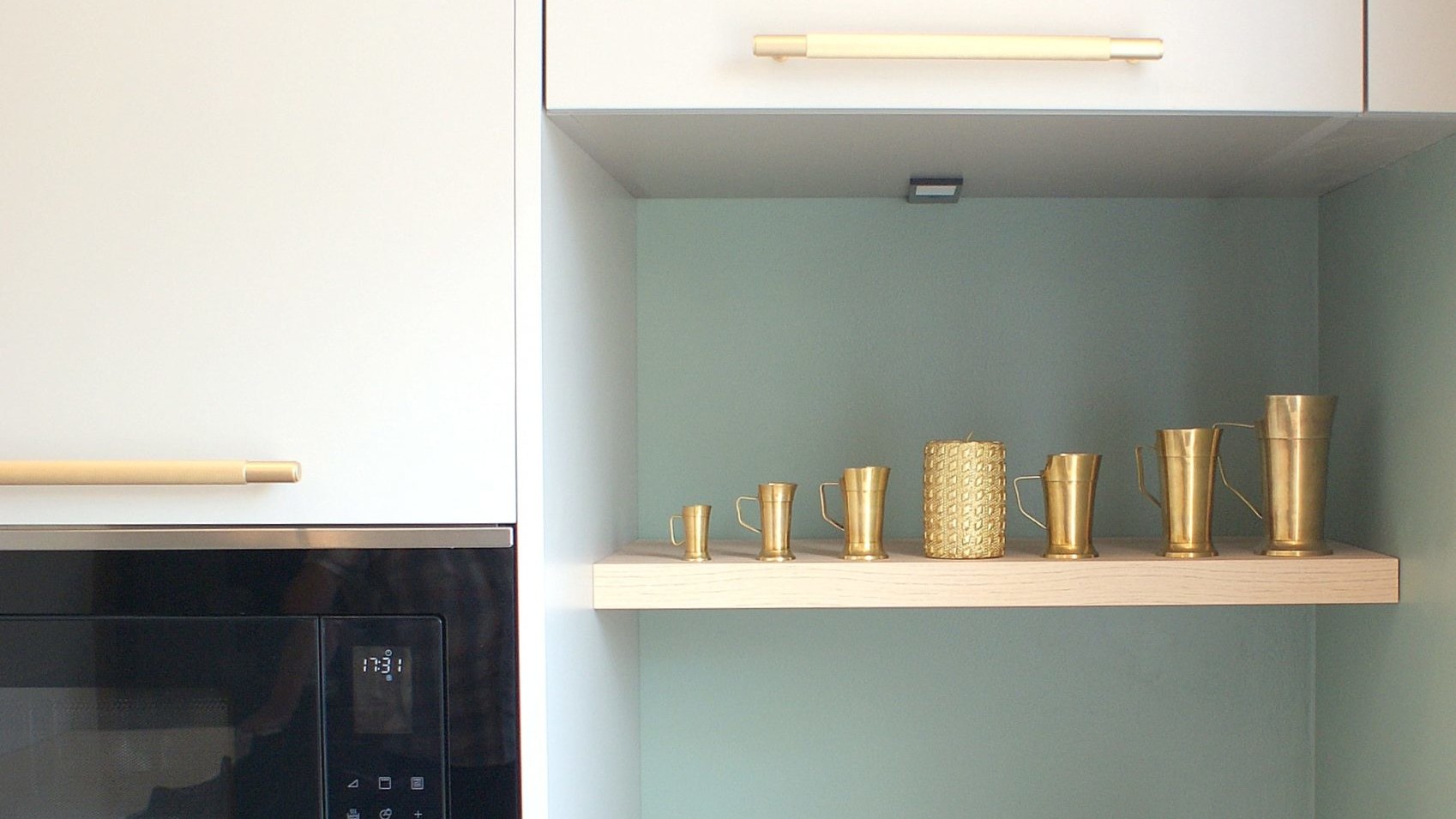 Cuisine contemporaine aux façades beige grisé et poignées dorées