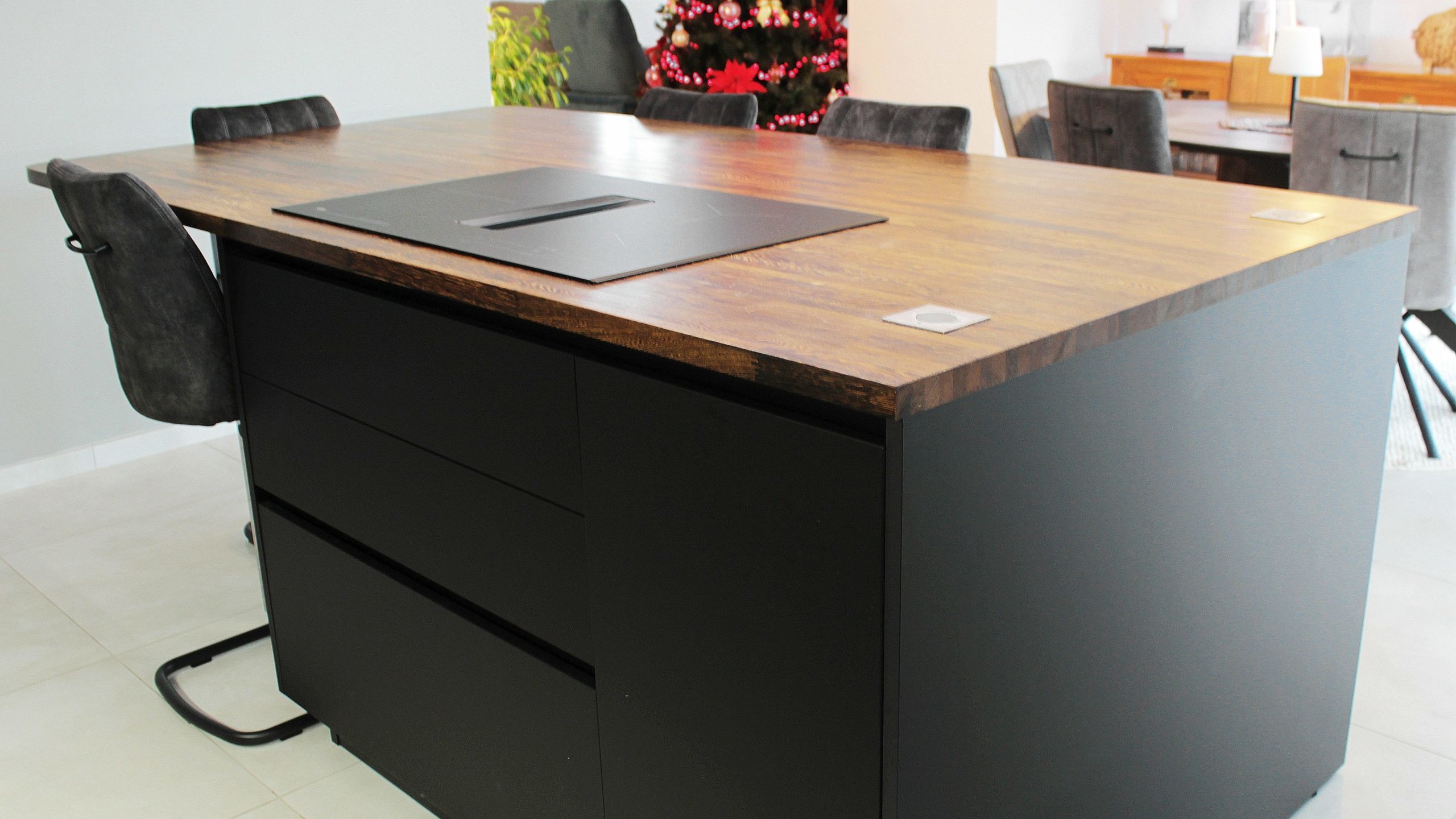 Cuisine moderne sur-mesure avec meubles Fenix noir mat, laque beige brillante, îlot central en bois wengé, plaque à induction avec hotte intégrée et crédence miroir bronze.