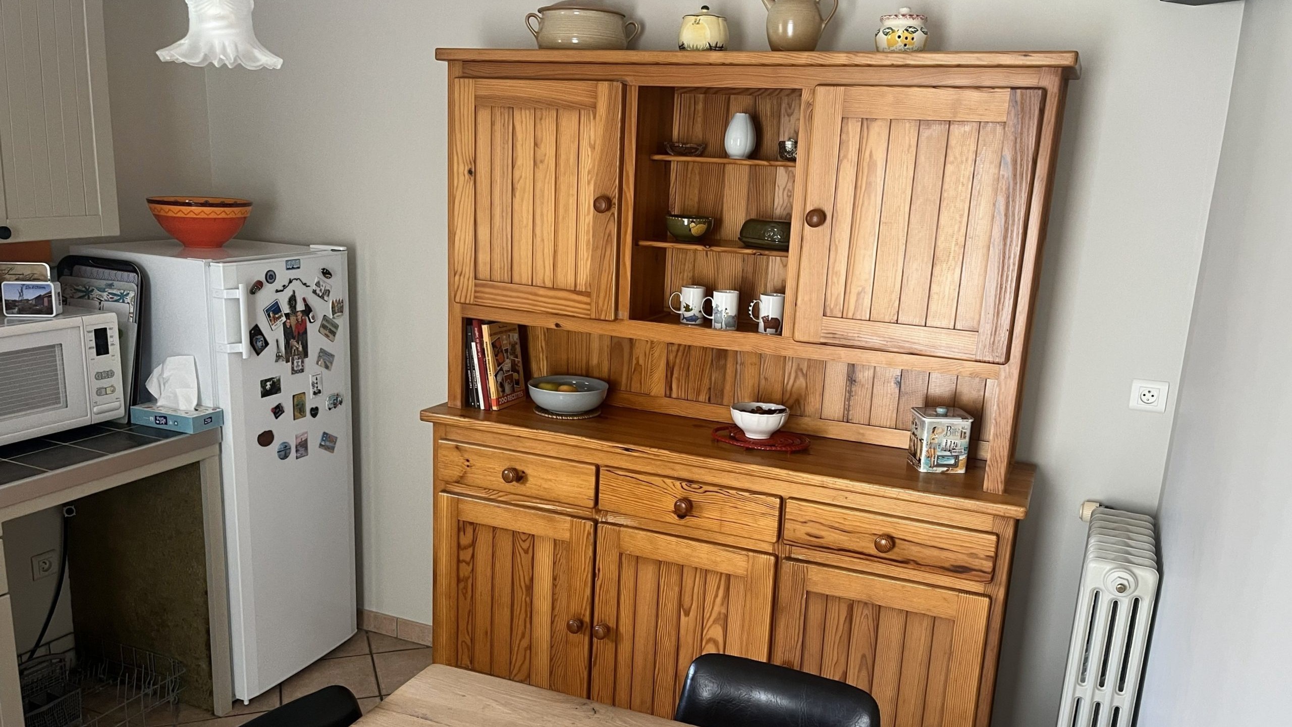 Cuisine grise avec poignée, faïence orange, buffet bois brut ou se trouve actuellement les colonnes.