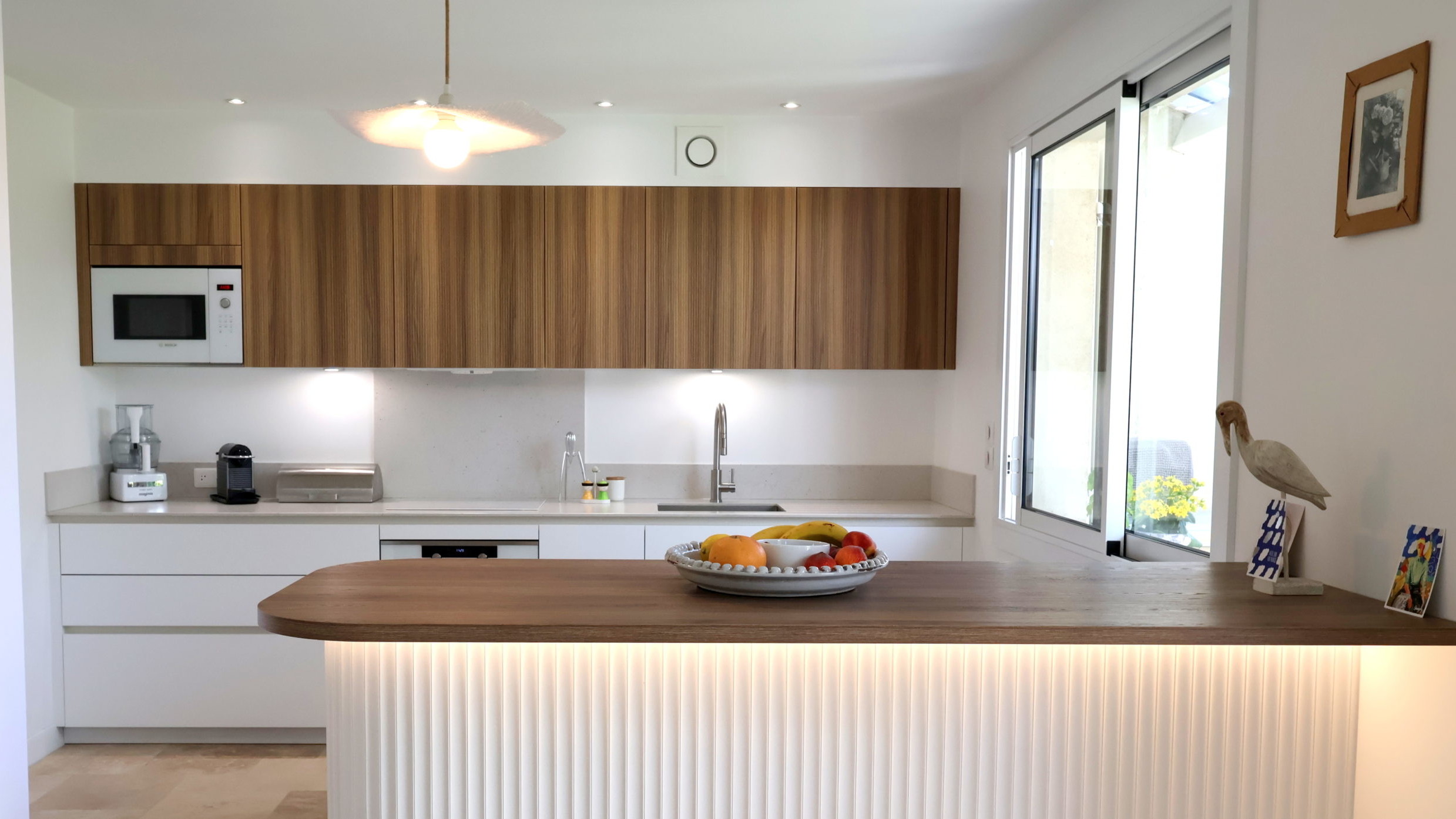 Cuisine blanche et bois avec îlot panneaux ceintrés ORAC - réalisation Cuisine 16