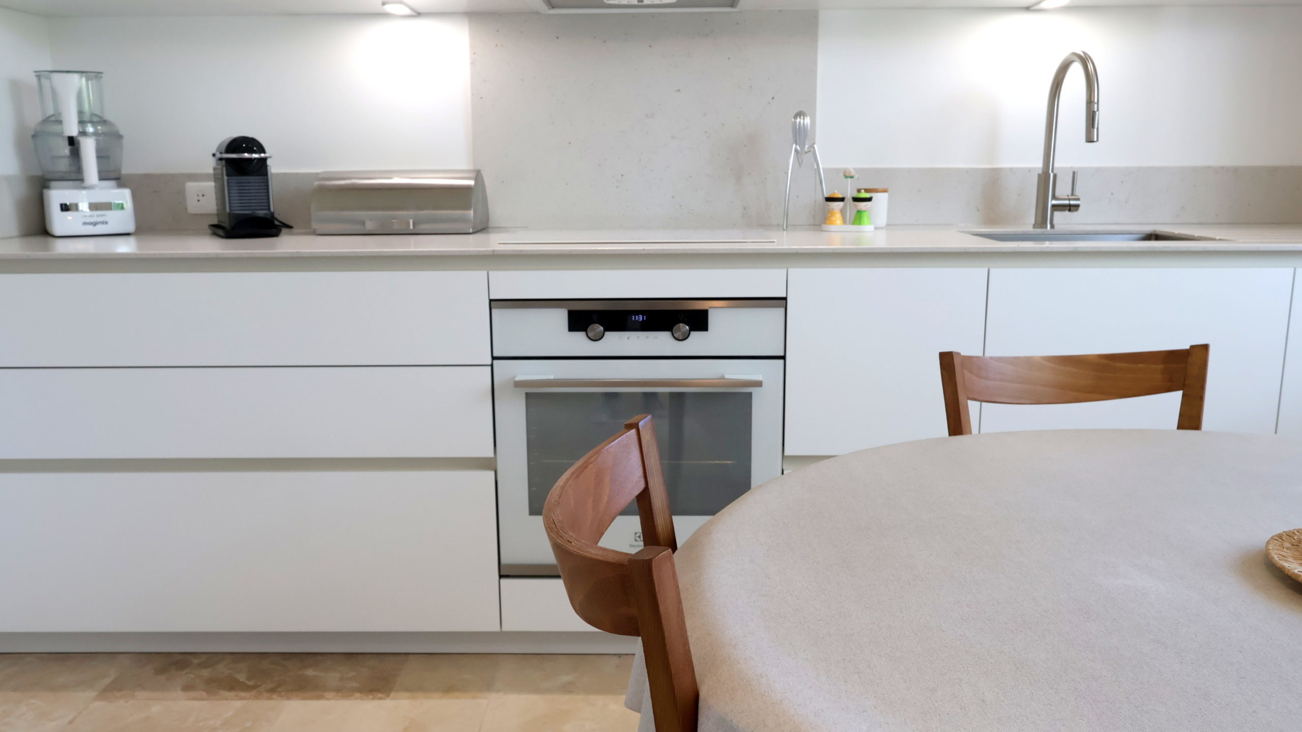 Cuisine blanche et bois avec îlot panneaux ceintrés ORAC - réalisation Cuisine 16