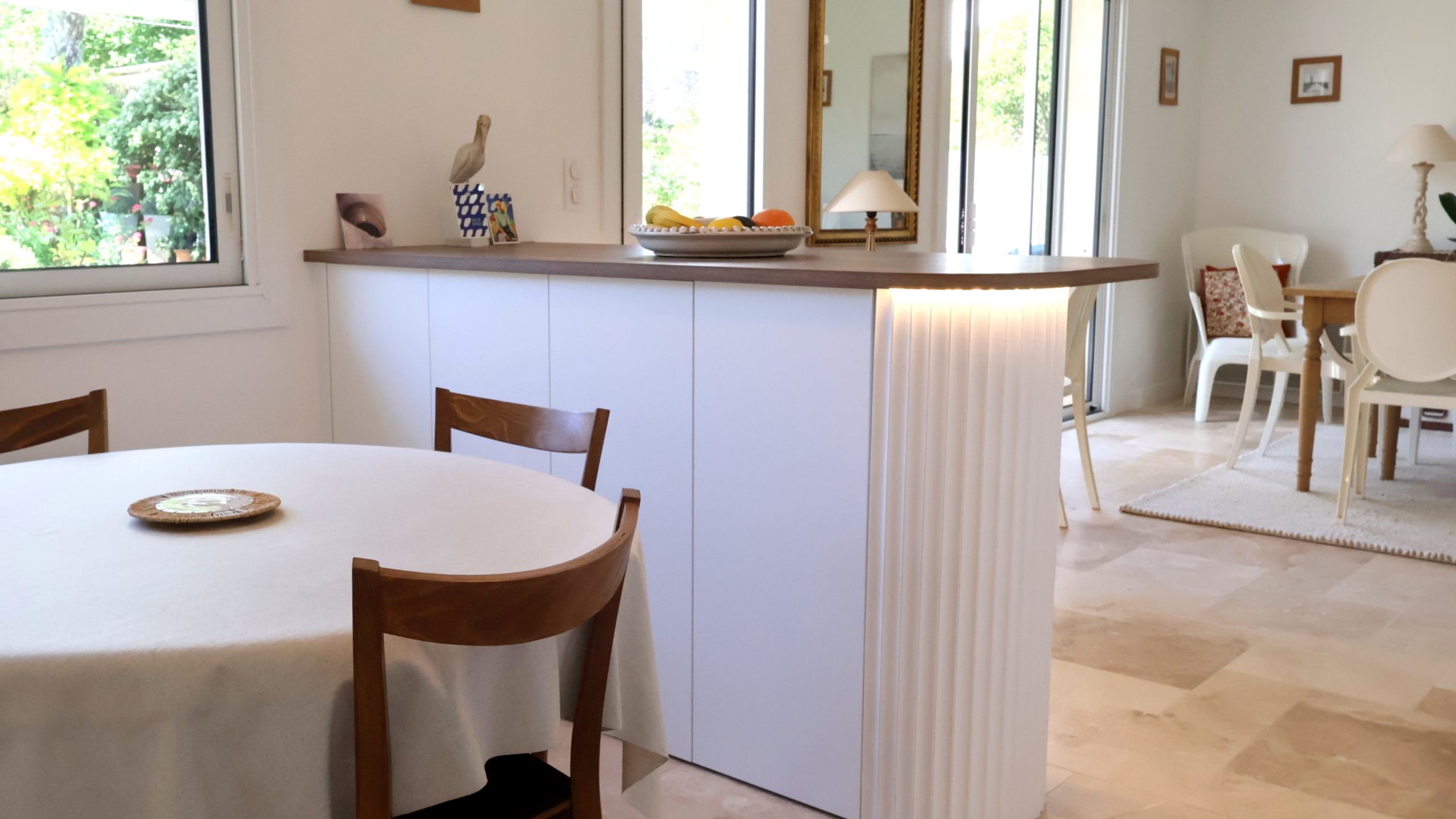 Cuisine blanche et bois avec îlot panneaux ceintrés ORAC - réalisation Cuisine 16