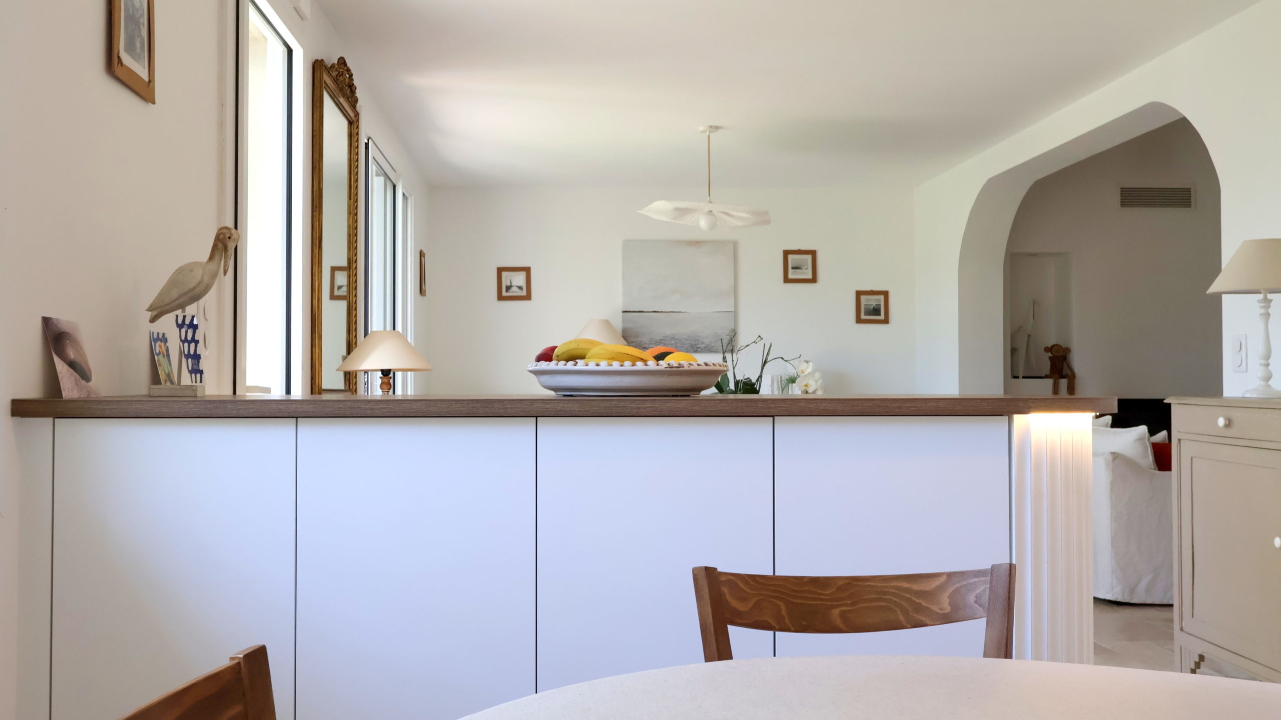 Cuisine blanche et bois avec îlot panneaux ceintrés ORAC - réalisation Cuisine 16