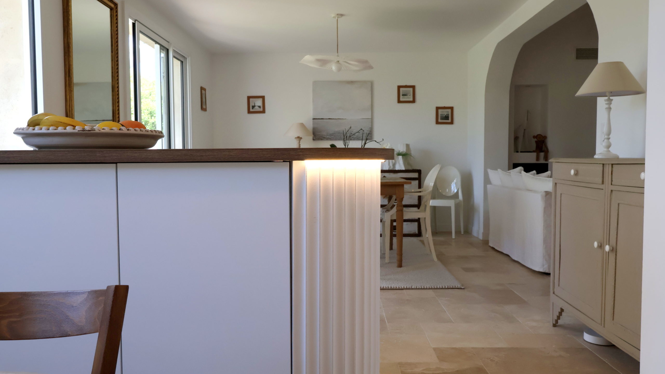 Cuisine blanche et bois avec îlot panneaux ceintrés ORAC - réalisation Cuisine 16