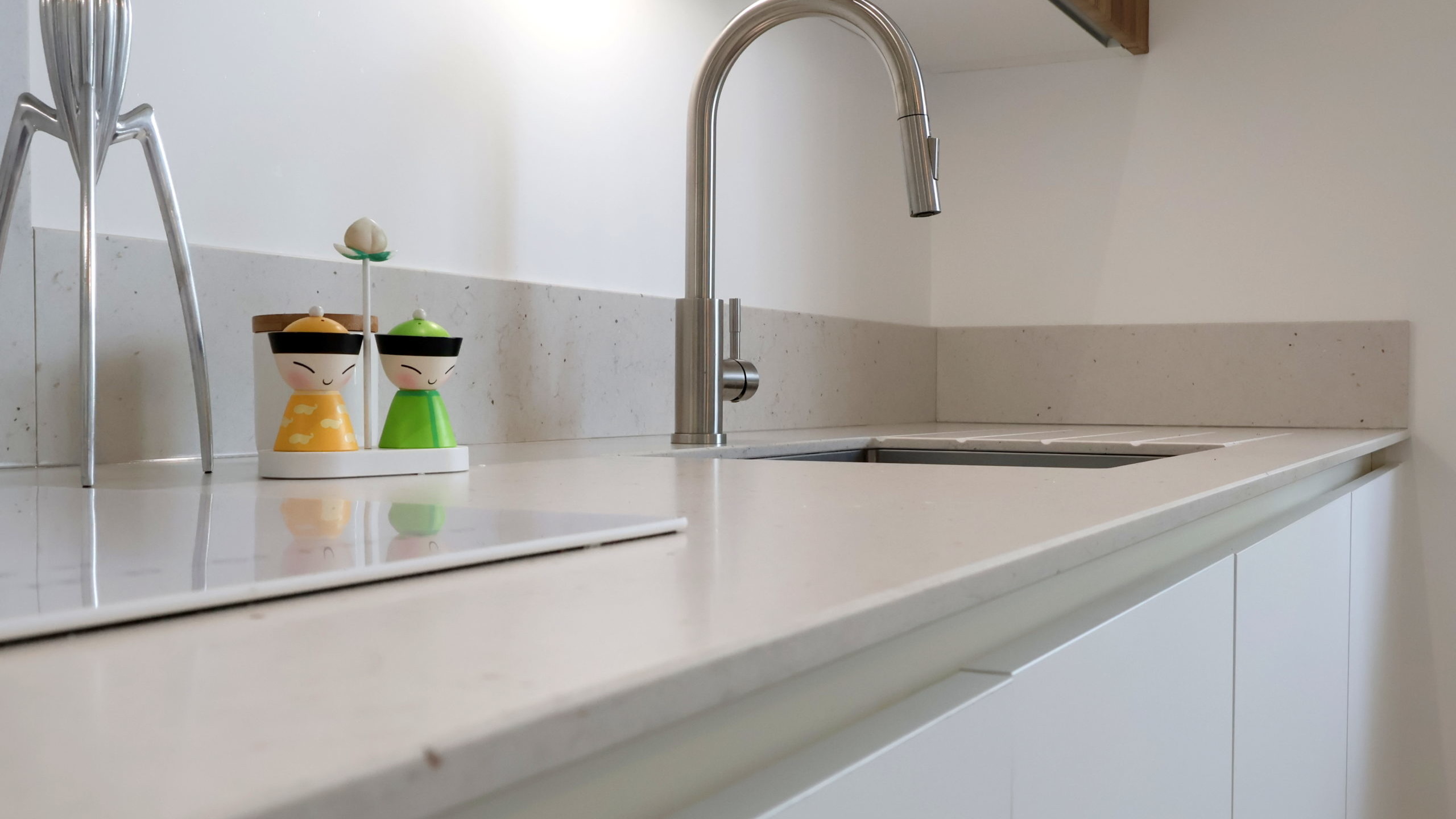 Cuisine blanche et bois avec îlot panneaux ceintrés ORAC - réalisation Cuisine 16
