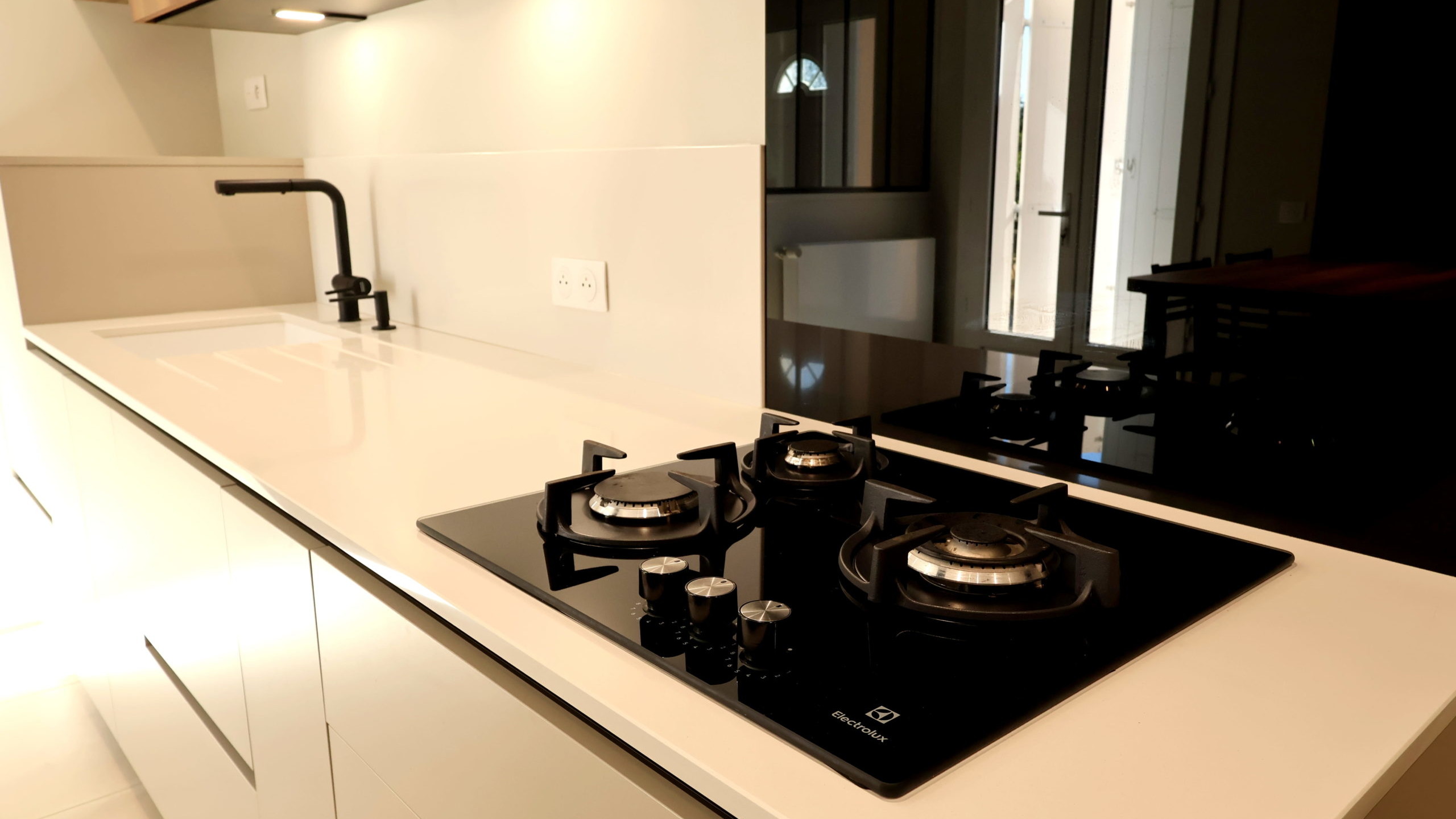 Cuisine neuve dans maison des années 70 en Charente par Cuisine 16